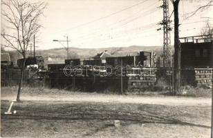 1944 Veresegyház, vasútállomás vonattal. Fekete László fényképész írása és pecsétje, photo
