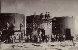 1906 Nagyenyed, Aiud; Gáztartály építése munkásokkal / construction of gas tanks, workers group photo (fl)