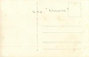 SMS Novara osztrák-magyar haditengerészet gyorscirkáló, matrózok elhelyezik a torpedót a fedélzeten ...