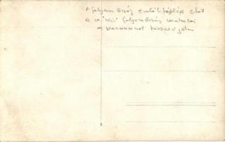 A Magyar Királyi Folyamőrség matrózainak csoportképe az emléktábla előtt. Dunai Flottilla / Donau-Fl...