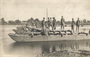 Első világháborús hídépítő utászok / WWI K.u.K. pioneer soldiers building a pontoon bridge, photo