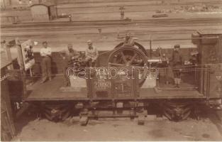 MÁV vasúti szerelvényre épített áramtermelő berendezés / WWI K.u.K. military, power generating equipment built on a train, photo