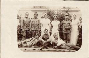 1915 Karánsebes, Caransebes; Hirszák őrmester pár héttel az operációja után, nővérek és katonák csoportképe az udvaron / WWI K.u.K. military, injured soldiers and nurses, photo
