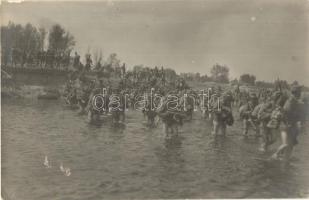 Első világháborús katonai lap, katonák kisgatyára vetkőzve kelnek át a réven / WWI K.u.K. military, soldiers in underpants crossing the river. photo