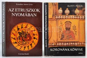 Vegyes könyvtétel, történelem témában, 2 db Kenediné Szántó Lívia: Az etruszkok nyomában. Bp., 1977, Corvina. Kiadói egészvászon-kötés, kiadói papír védőborítóban. Ruffy Péter: Koronánk könyve. Bp., 1981, Móra. Kiadói egészvászon-kötés, kiadói papír védőborítóban.
