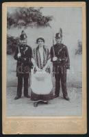 cca 1890 Csendőrök és parasztasszony fotója 12x17 cm