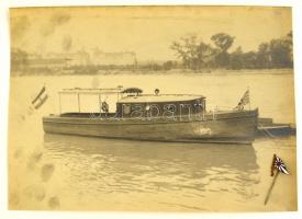 cca 1930 A Margitka motorhajó nagyméretű fényképe, hozzá zománcozott hajósklub jelvény 30x20 cm