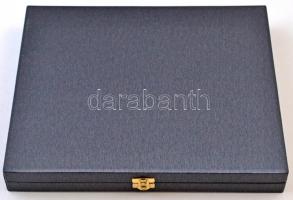 Elegáns éremtartó doboz 12 férőhellyel. Használt, nagyon szép állapotban