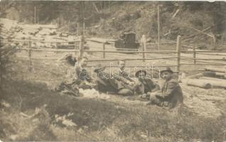 1914 Magyarderzse, Darja; fűrésztelep, fakitermelők csoportképe, háttérben iparvasút / sawmill, loggers, industrial railway. photo (EK)