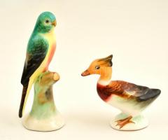 2 db porcelán madár (papagáj, búbos vöcsök), kézzel festettek, jelzettek, apró kopásokkal, m: 4 ill. 9,5 cm