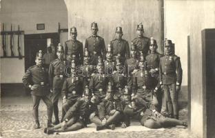 6 db RÉGI katonai fotó képeslap vegyes minőségben, csoportképek / 6 pre-1945 military photo postcard...