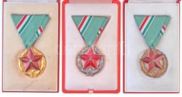 1951. Közbiztonsági Érem arany-, ezüst és bronz fokozata (3xklf) a határőrség tagjai részére, eredeti adományozói dobozban T:1-,2