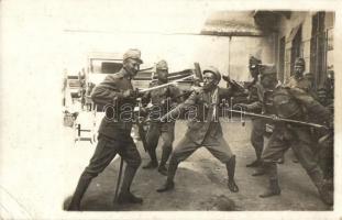 Első világháborús katonai lap, karddal és szuronypuskával eljátszott támadás / WWI K.u.k. military, attack played by soldiers with swords and bayoneted rifle, photo (fl)