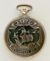 Kolumbusz motívumos fém zsebóra, nyitógombja hiányzik, javításra szorul