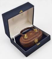 Díszkosár, rézszínű veretekkel, plüss béléssel, szép állapotban, díszdobozban, 19x8x10 cm