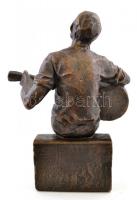 Gyurcsek Ferenc (1942-): Gitározó. Bronzírózott műgyanta, jelzett, hibátlan, m:28 cm, h:23 cm
