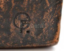 Gyurcsek Ferenc (1942-): Gitározó. Bronzírózott műgyanta, jelzett, hibátlan, m:28 cm, h:23 cm