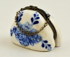 Virágmintás porcelán mini táska, fém szerelékkel, ragasztási hibával, 5,5x4 cm