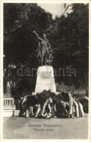 Rozsnyó, Roznava; megkoszorúzott Kossuth szobor nemzeti zászlókkal / wreathed statue with national flags