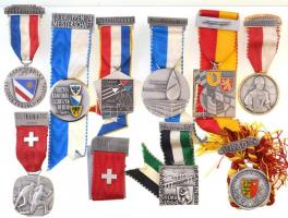 Svájc 1964-1986. 10db-os jelvény tétel, közötte több lövész díjérem, sok darab HUGUENIN gyártói jelzéssel T:1-,2 Switzerland 1964-1986. 10pcs of badges among them shooting contest awards, many with HUGUENIN makers mark C:AU,XF