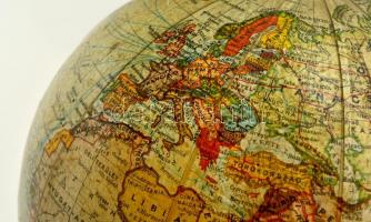 cca 1920 Földgömb, Magyar kir Térképészeti Intézet, Kókai Lajos kiadása. Mérték:1:60 millióhoz, fa t...