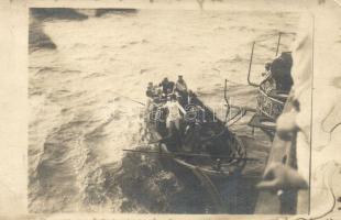 Csónakban osztrák-magyar tengerésztiszt civil urakkal látogatóba érkezik egy hadihajóra / WWI K.u.K. Kriegsmarine, Naval officer with civil gentlemen visiting a warship, photo (fl)