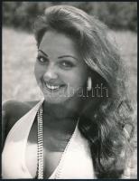 cca 1970 Mosolygós lány gyöngysorral, fotó, hátulján feliratozva, 24×18 cm