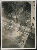 1931 Kinszki Imre (1901-1945) budapesti fotóművész hagyatékából, feliratozott, vintage fotóművészeti alkotása, 8x6 cm