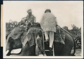cca 1938 India, 2 db vintage sajtófotó, angol nyelven feliratozva, 18x13 cm / cca 1938 India, 2 photos, 18x13 cm