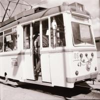 cca 1958 Bécsi villamosok, 1 db szabadon felhasználható vintage negatív (6x6 cm) + 3 db fotólap, 9x14 cm / Vienna, tram