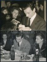 1957  Yves Montand (1921-1991) francia színész Budapesten, 7 db jelzés nélküli vintage fotó Kotnyek ...