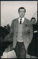 1957  Yves Montand (1921-1991) francia színész Budapesten, 7 db jelzés nélküli vintage fotó Kotnyek ...