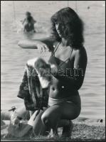 cca 1970 Velencei-tó, 2 db fotó (az egyik vintage, a másik mai nagyítás) + 2 db képeslap, 24x18 cm és 10x15 cm