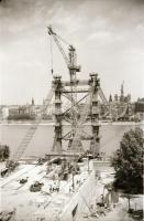 cca 1964 Budapest, az Erzsébet híd építése, 2 db vintage fotó + 1 db vintage negatív, 6x9 cm és 15x22,5 cm