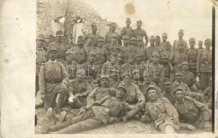 1916 Első világháborús osztrák-magyar katonák csoportképe romnál / WWI K.u.K. military, soldiers group photo (EK)