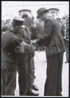 1945 Budapest, háborús bűnösök nyilvános kivégzése, 4 db vintage negatívról készült mai nagyítás, 25...