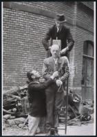 1945 Budapest, háborús bűnösök nyilvános kivégzése, 4 db vintage negatívról készült mai nagyítás, 25...