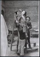 1945 Budapest, háborús bűnösök nyilvános kivégzése, 4 db vintage negatívról készült mai nagyítás, 25...