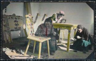 cca 1936 Pingáló asszonyok, bútorok díszítése, kézzel színezett vintage fotó Lőcsei Árpád (?-?) kecskeméti vándorfényképész hagyatékából, 9x14 cm