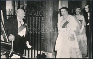 cca 1952 Churchill miniszterelnök, II. Erzsébet királynő és I. Erzsébet anyakirálynő, vintage fotó, 9x14 cm / Elizabeth II and Churchill, photo, 9x14 cm
