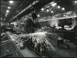 cca 1977 Vincze János (1922-1998) kecskeméti fotóművész hagyatékából 4 db vintage fotó a helyi vasgy...