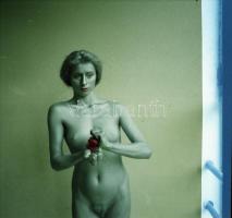 cca 1985 Aktfotózás, 13 db vintage negatív, 6x6 cm