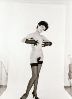 cca 1974 Fotózások kettecskén, szolidan erotikus felvételek, 13 db vintage negatív, 24x36 mm