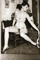 cca 1974 Fotózások kettecskén, szolidan erotikus felvételek, 13 db vintage negatív, 24x36 mm