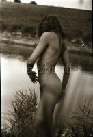 cca 1974 Fotózások kettecskén, szolidan erotikus felvételek, 13 db vintage negatív, 24x36 mm