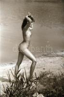 cca 1974 Fotózások kettecskén, szolidan erotikus felvételek, 13 db vintage negatív, 24x36 mm