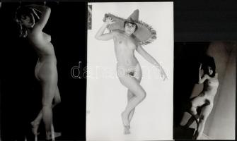 cca 1973 Nincs irgalom, egyik nő a másik után, 3 db szolidan erotikus, vintage fénykép, 11x17 cm és 24x15 cm között / 3 erotic photos