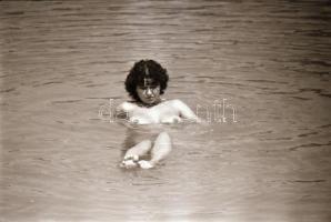 cca 1970 Hölgyek ajándéka, szolidan erotikus felvételek, 34 db vintage negatív, 24x36 mm