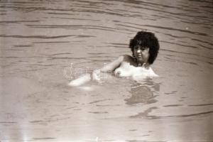 cca 1970 Hölgyek ajándéka, szolidan erotikus felvételek, 34 db vintage negatív, 24x36 mm