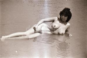 cca 1970 Hölgyek ajándéka, szolidan erotikus felvételek, 34 db vintage negatív, 24x36 mm